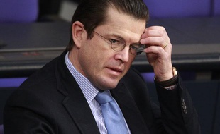 Le ministre de la Défense allemand Karl-Theodor zu Guttenberg à Berlin le 28 janvier 2011.