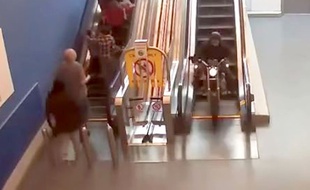 Un passage en moto par l'escalator.