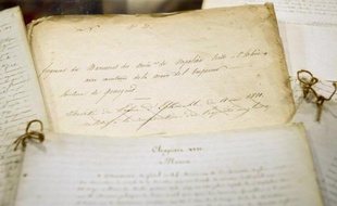 Une copie d'une partie majeure du testament de Napoléon réalisée en avril 1821 à la demande l'ex-Empereur en exil, qui craignait que les Anglais ne fassent disparaître l'original, sera mise en vente en novembre à Paris.
