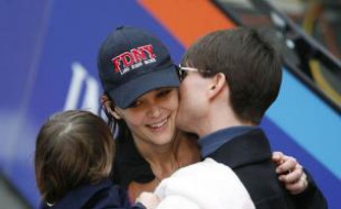 Katie Holmes félicitée par son mari Tom Cruise à l'arrivée du marathon de New York.