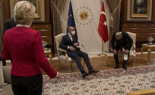 Lors d'une visite officielle à Ankara, Ursula von der Leyen a dû rester debout, tandis que Charles Michel avait pris place près du président turc.