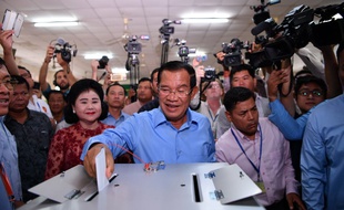 Hun Sen a bien voté, dimanche, dans un village à une quinzaine de kilomètres de la capitale, Phnom Penh.