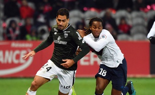 Renato Sanches à la lutte avec Wesley Lautoa