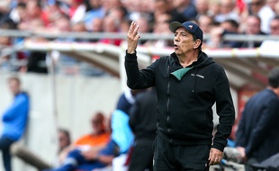 Ici sur le banc pour Reims-ASSE en avril, Jean-Louis Gasset va vivre son dernier match avec les Verts vendredi à Angers.