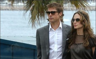Le couple star de Hollywood, Brad Pitt et Angelina Jolie, a livré un émouvant hymne à la famille et à l'amitié lors de la présentation, hors compétition, lundi à Cannes, du film "Un coeur invaincu" qui évoque l'assassinat du journaliste Daniel Pearl en 2002.