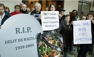 Vendredi, les membres de l'association ont enterré symboliquement la loi sur le racolage.