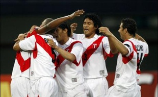 Le Pérou a pris la tête du groupe A de la Copa America en s'imposant largement (3-0) face à l'Uruguay, mardi à Barquisimeto (nord-est) lors de la première journée, profitant également du match nul (2-2) entre le pays hôte, le Venezuela, et la Bolivie.