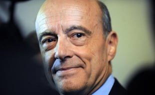 Alain Juppé, maire de Bordeaux et nouveau numéro deux du gouvernement, s'est attaché à rassurer les Bordelais lundi, leur rappelant "qu'entre Bordeaux et Paris, il n'y a que 50 minutes de vol" pour les convaincre qu'il parviendra très bien à cumuler les deux fonctions.