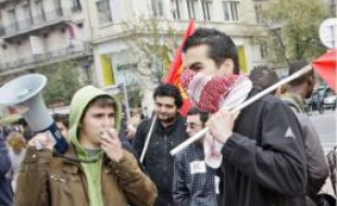 Environ 400 lycéens ont manifesté, hier.