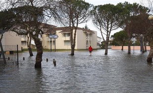 La tempête, qui a frappé la France le 27 février 2010, a provoqué des inondations. A Andernos, en Gironde, les habitants sont les pieds dans l'eau.