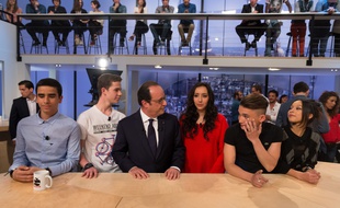 Le président de la République François Hollande avec des étudiants de Thiais sur le plateau de l'émission «Le Supplement» sur Canal+, le 19 avril 2015.