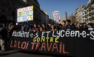 Les étudiants ont manifesté le 17 mars 2016 à Paris pour demander le retrait du projet de loi de réforme du droit du travail.