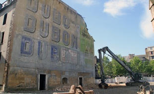 Le mur Dubonnet, place Sainte-Anne, à Rennes, a été démoli en 2014.