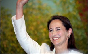 Le débat sur l'"identité nationale", thème que se disputent Nicolas Sarkozy et Ségolène Royal, continuait dimanche de rythmer la campagne présidentielle.