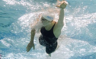 Camille Muffat, championne olympique du 400 m nage libre, a été sacrée championne de France de la distance en 4 min 04 sec 16/100, décrochant par la même occasion son billet pour les Mondiaux de Barcelonne (28 juillet-4 août), mardi à Rennes.