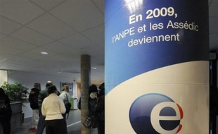 Pôle Emploi, l'organisme qui a remplacé en janvier l'ANPE et les Assedic, a d'autant plus de mal à faire face que son changement d'organisation est en cours.
