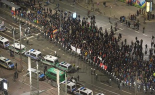 Des participants à la manifestation contre l'islam entourés d'un cordon de policiers à Leipzig, le 30 janvier 2015