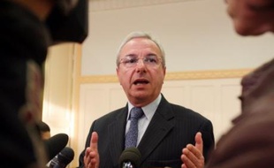 Le député UMP Jean Leonetti, chargé d'évaluer sa propre loi de 2005 sur l'accompagnement en fin de vie, a plaidé vendredi pour ne pas poursuivre les auteurs d'"homicides par compassion", dans certains cas d'euthanasie, dans une allusion à l'affaire Chantal Sébire.
