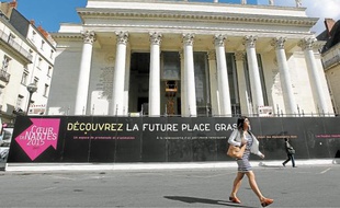 L'échafaudage masquant la façade du théâtre vient d'être en partie retirée.