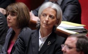 Dimanche sur Europe 1, la ministre de l'Economie, Christine Lagarde, n'a pas mâché ses mots et exigé avec virulence que les dirigeants "renoncent à l'attribution" de ces stock-options et ne se contentent pas de renoncer à les convertir en actions, comme ils l'avaient fait dans un premier temps.
