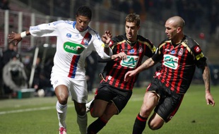 Le Lyonnais Michel Bastos (en blanc) poursuivi par les Niçois François Clerc et Didier Digard.