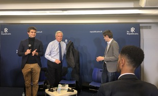 Michel Barnier aux côtés de responsables des Jeunes Républicains.