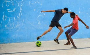 Des cubains jouent au football dans une piscine vide, le 12 septembre 2014 à La Havane