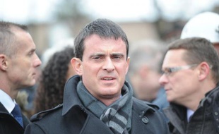 Le Premier ministre français Manuel Valls (c) à Lievin, dans le Pas-de-Calais, le 27 décembre 2014