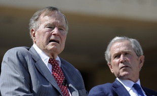 George H.W Bush et son fils George W. Bush à Dallas, le 25 avril 2013