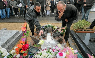 Franck et Stéphane, le père et l'oncle de Laëtitia, ont été les premiers à déposer leurs roses.