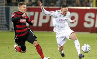Jonathan Schmid à la lutte avec Franck Ribéry en février. Le Fribourgeois récupérera le short et le maillot du Bavarois.