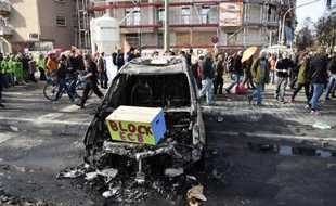 Une voiture brûlée pendant les affrontements entre la police allemande et des manifestants anti-austérité le 18 mars 2015 face au siège de la BCE à Francfort