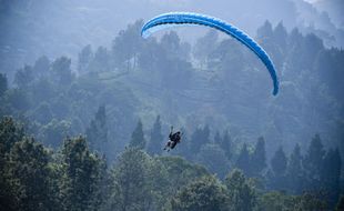Un parapentiste en plein vol (image d'illustration).