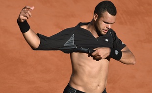 Jo-Wilfried Tsonga lors de son quart de finale contre Nishikori, le 2 juin 2015, à Roland-Garros.