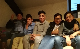Saad, Fanar, Noor, Rody et Shaba (de gauche à droite) sont tous de jeunes demandeurs d'asile irakiens scolarisés à Strasbourg.