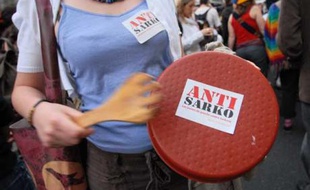 Tambours, trompette, casseroles, boîte de conserve : tout est bon pour faire du bruit et «dénoncer le danger Sarkozy» sur le ton de l’humour.