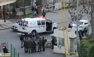 Les forces de sécurité israéliennes sur le site d'une attaque au couteau, le 7 décembre 2015 à Hébron