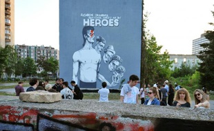 Inauguration d'une peinture murale, "la plus grande au monde", en mémoire de la légende britannique du rock, David Bowie, le 28 mai 2016 à Sarajevo