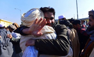 L'Afghanistan a commencé à libérer des centaines de talibans dans l'espoir de faciliter le processus de paix et de stabiliser le pays d'ici le départ de l'essentiel des troupes de l'Otan fin 2014, malgré les craintes de Washington que les détenus élargis ne retournent au front.