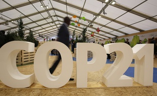 Le logo Cop21 dans un hall de la conférence au Bourget en région parisienne. Le 1er décembre 2015