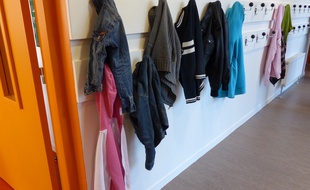 Lyon, le 02 Septembre 2014
Le nouveau groupe scolaire Antoine Laborde, situe dans le 9e arrondissement de Lyon, a ete inaugure le 2 septembre 2014, jour de la rentree des classes. Une rentree marquee cette annee par la reforme des rythmes scolaires et la mise en place des activites periscolaires le vendredi apres-midi
