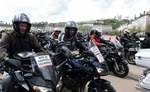 Les motards, qui en ont "ras le casque", étaient plusieurs milliers à défiler en France, comme ici à Lyon, le 16 avril 2016, contre le contrôle technique obligatoire des deux roues à la revente