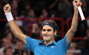 Le Suisse Roger Federer a remporté pour la première fois le tournoi de Paris-Bercy en battant le Français Jo-Wilfried Tsonga en deux sets 6-1, 7-6 (7/3) en finale dimanche.