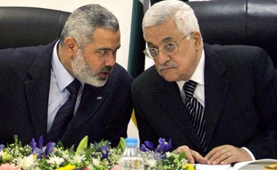 Le Premier ministre palestinien et leader du Hamas, Ismael Haniyeh (à gauche) et le président de l'autorité palestinienne Mahmoud Abbas, leader du Fatah (à droite)