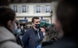 Campagne électorale de Jordan Bardella (Rassemblement National) dans les Yvelines, sur le marche de la petite ville rurale de Maule.