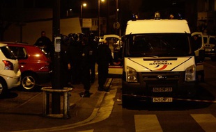 Les policiers derrière le périmètre de sécurité qui entoure le domicile de Mohamed Merah, le 21 mars 2012, à Toulouse.
