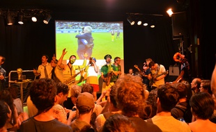 L'émotion de DD, un groupe de jazz reprenant Annie Cordy et des commentateurs sans filtre: la soirée du Footoir Public a dépoté mardi à Lyon.
