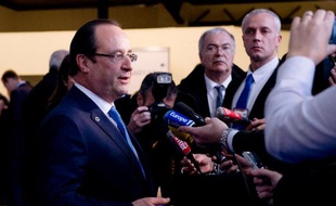 François Hollande a admis vendredi que l'inversion de la courbe du chômage "amorcée" en octobre restait à "confirmer", mais une reprise durable de l'emploi sans regain de croissance semble hors de portée.