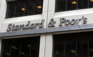 L'agence d'évaluation financière américaine Standard ans Poor's a annoncé lundi qu'elle envisageait d'abaisser la note de solvabilité à long terme des six pays de la zone euro notés "AAA" et celles de neuf autres pays de la zone.