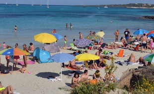 Une plage de Sardaigne prise d'assaut par des vacanciers - Illustration